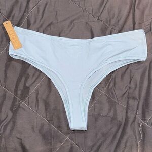 SKIMS THONG “SKY”